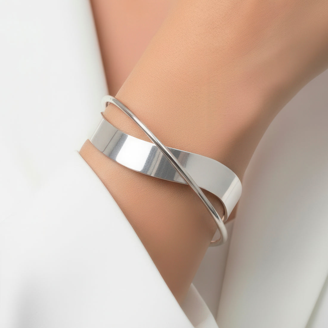 zewellsharbour Bracelet Anti-Tarnish Metallic Silver Bangle (Adjustable Size)